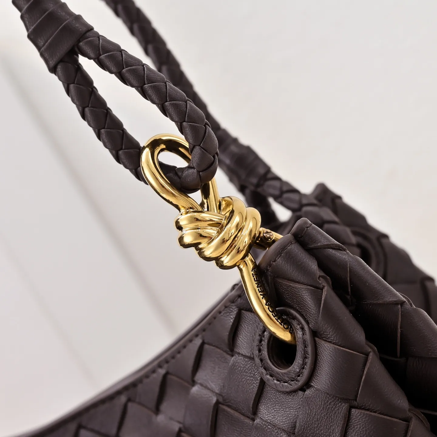 Batch 2060 BOTTEGA VENETA 2025 Autumn New Product Medium Parachuta The long-awaited new medium parachuta is here, with a unique appearance and iconic metal knots, and a whole piece of leather folds the four corners into a parachute shape! The exquisite Knot metal buckle is like putting jewelry on a bag. It is high-end and elegant. Its super capacity can hold all your things! The overall effect of this bag is very different from before. It is neither too delicate to provide a large capacity nor too bulky because of its practicality. It simply provides a perfectly suitable bag for casual and simple people👜 Style number: 5921 Size: 29.5*18.5*17.5cm